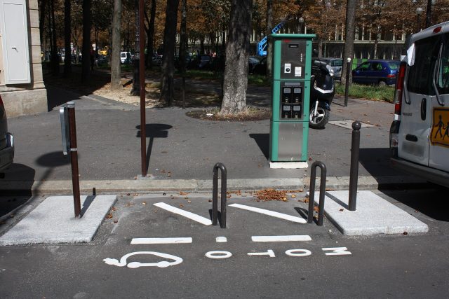 Une borne de recharge pour voitures électriques installée sur une place de stationnement à Paris (photo d’archives)