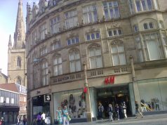 Elie Saab x H&M : la collection est en boutique, de 29 à 399 euros, avec une robe de mariée en édition ultra-limitée La façade d’un magasin H&M (photo d’illustration)