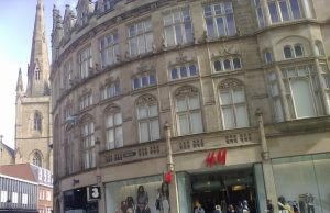 Elie Saab x H&M : la collection est en boutique, de 29 à 399 euros, avec une robe de mariée en édition ultra-limitée La façade d’un magasin H&M (photo d’illustration)
