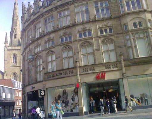 Elie Saab x H&M : la collection est en boutique, de 29 à 399 euros, avec une robe de mariée en édition ultra-limitée La façade d’un magasin H&M (photo d’illustration)