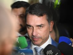 Flávio Bolsonaro a quitté le Brésil : en vol vers l’Équateur, pas les États-Unis, selon l’Argentine Le sénateur brésilien Flávio Bolsonaro lors d’une interview