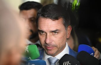 Flávio Bolsonaro a quitté le Brésil : en vol vers l’Équateur, pas les États-Unis, selon l’Argentine Le sénateur brésilien Flávio Bolsonaro lors d’une interview