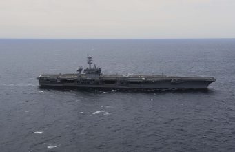 Iran : « Pourrait-il y avoir une frappe ce week-end ? Absolument », l’envoyé de Trump relance la menace, le président dit ne rien savoir Le porte-avions américain USS Theodore Roosevelt en mer (photo d’archives)