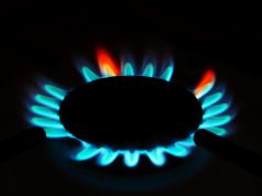 Prix du gaz à 100 € le MWh : ce que ça change pour votre facture cet hiver La flamme bleue d’un brûleur de gazinière (photo d’illustration)