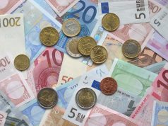 Hausse du Smic avant janvier : le gouvernement étudie 15 euros net de plus, les syndicats en réclament 100 Billets et pièces en euros, illustration du salaire minimum