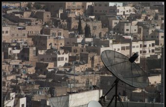 Cisjordanie : après la mort de deux soldats à Hébron, Netanyahou annonce une opération « comme il n’y en a pas eu depuis la guerre des Six-Jours » Vue des toits de la vieille ville d’Hébron, en Cisjordanie occupée (photo d’archives)