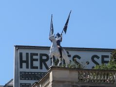 Hermès décroche de 7 % en Bourse : croissance au plus bas depuis le Covid, la Chine à l’arrêt et un magasin pillé à Marseille La boutique historique Hermès, rue du Faubourg-Saint-Honoré à Paris (photo d’archives)