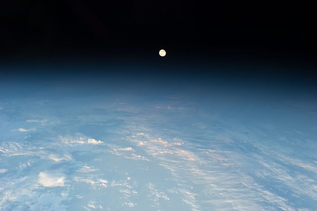 La Lune gibbeuse décroissante photographiée depuis la Station spatiale internationale La Lune gibbeuse décroissante photographiée depuis la Station spatiale internationale