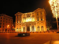 Manifestations du samedi 31 octobre : Macron annonce des cortèges hors des centres-villes, ce qui est prévu et ce qui ne l’est pas encore L’hôtel de ville de Marseille, sur le Vieux-Port, de nuit (photo d’archives)