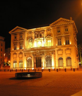 Manifestations du samedi 31 octobre : Macron annonce des cortèges hors des centres-villes, ce qui est prévu et ce qui ne l’est pas encore L’hôtel de ville de Marseille, sur le Vieux-Port, de nuit (photo d’archives)
