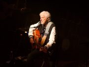 Hugues Aufray, 97 ans, aphone, reporte son concert de Bressuire ; Jérémy Frérot met sa carrière en pause après 140 dates Hugues Aufray en concert à Aix-en-Provence en 2009 (photo d’archives)