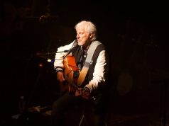 Hugues Aufray, 97 ans, aphone, reporte son concert de Bressuire ; Jérémy Frérot met sa carrière en pause après 140 dates Hugues Aufray en concert à Aix-en-Provence en 2009 (photo d’archives)