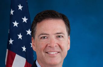 James Comey inculpé pour fuite présumée de secrets défense : 3e procédure contre l’ex-chef du FBI Portrait officiel de James Comey lorsqu’il dirigeait le FBI