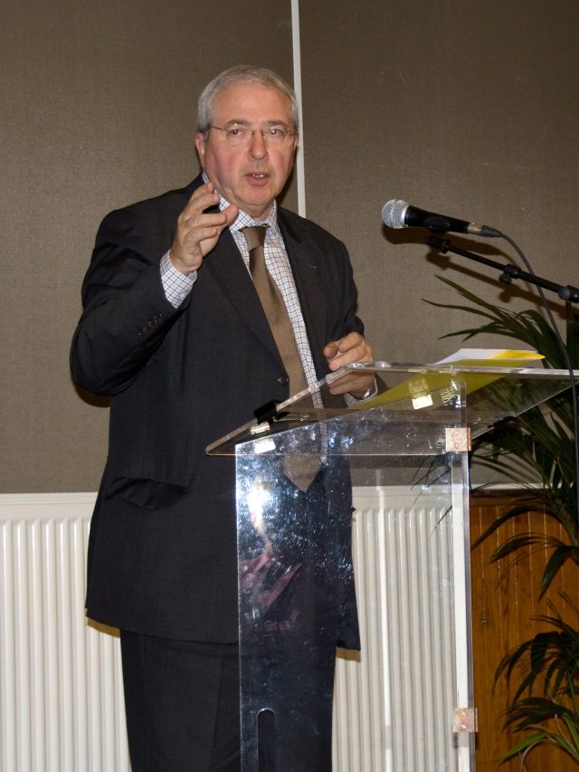 Jean-Paul Huchon, ancien président socialiste de la région Île-de-France, au micro lors d'une intervention Jean-Paul Huchon, ancien président socialiste de la région Île-de-France, au micro lors d'une intervention