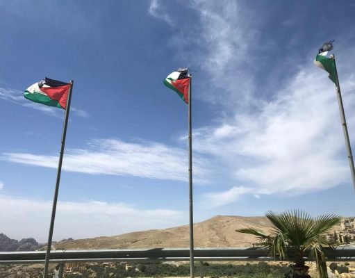 Attaque contre une église en Jordanie : le bilan monte à neuf morts, les assaillants toujours en fuite et trois jours de deuil national Drapeaux jordaniens flottant au-dessus d’Al-Karak, dans le sud de la Jordanie, région où se trouve le village de Hammoud
