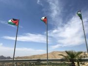 Jordanie : au moins six morts dans une fusillade visant un cortège funéraire devant une église orthodoxe de Karak, le roi parle d’« attentat terroriste » Drapeaux jordaniens à Al-Karak, dans le sud de la Jordanie