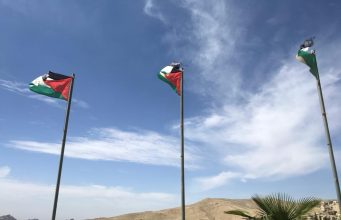 Jordanie : au moins six morts dans une fusillade visant un cortège funéraire devant une église orthodoxe de Karak, le roi parle d’« attentat terroriste » Drapeaux jordaniens à Al-Karak, dans le sud de la Jordanie