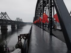 Kim Jong-un en visite surprise en Chine : à Dandong, il vante une « amitié invincible » avant un possible sommet avec Trump Le pont de l’Amitié sino-coréenne sur le fleuve Yalu, entre Dandong (Chine) et Sinuiju (Corée du Nord) (photo d’archives)