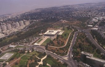 Élections en Israël mardi : Nétanyahou face à Eisenkot, ce que disent les sondages Vue aérienne de Jérusalem avec le bâtiment de la Knesset, le Parlement israélien