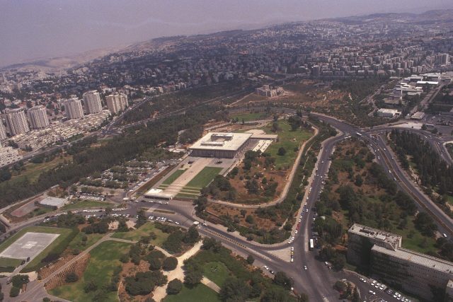 Vue aérienne de Jérusalem avec le bâtiment de la Knesset, le Parlement israélien Vue aérienne de Jérusalem avec le bâtiment de la Knesset, le Parlement israélien