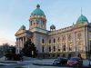 Législatives en Serbie dimanche : après deux ans de contestation, la liste des étudiants défie Aleksandar Vučić dans les urnes Le palais de l’Assemblée nationale de Serbie à Belgrade, où siégeront les 250 députés élus dimanche