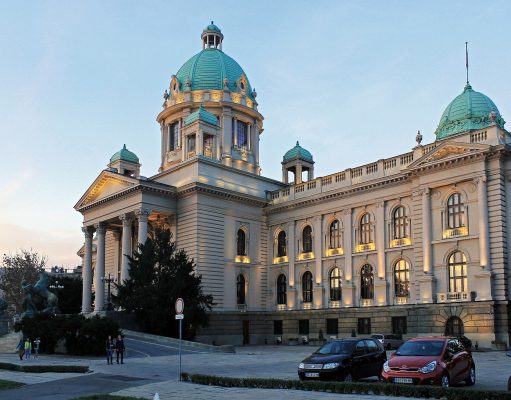 Législatives en Serbie dimanche : après deux ans de contestation, la liste des étudiants défie Aleksandar Vučić dans les urnes Le palais de l’Assemblée nationale de Serbie à Belgrade, où siégeront les 250 députés élus dimanche