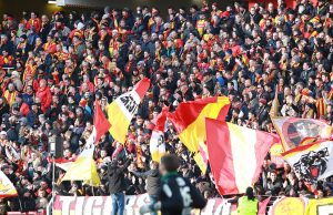 Lens – Paris FC (2-1) : Thauvin buteur et passeur, Lens renverse le match et colle au peloton de tête Les tribunes du stade Bollaert-Delelis, à Lens (photo d’archives)