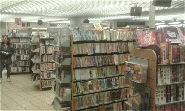 Rayons de livres à l’intérieur d’une librairie Gibert Joseph à Paris Rayons de livres à l’intérieur d’une librairie Gibert Joseph à Paris