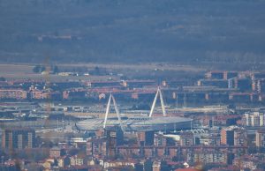 Zéro point, un seul tir cadré : la soirée noire de l’OM et de l’OL en Ligue Europa, Rennes sauve l’honneur à Turin L’Allianz Stadium de Turin, stade de la Juventus, vu des collines (photo d’archives)