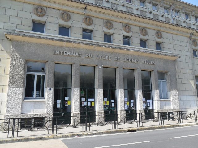 Façade et entrée principale du lycée Marguerite-de-Navarre à Bourges (photo d’illustration) Façade et entrée principale du lycée Marguerite-de-Navarre à Bourges (photo d’illustration)