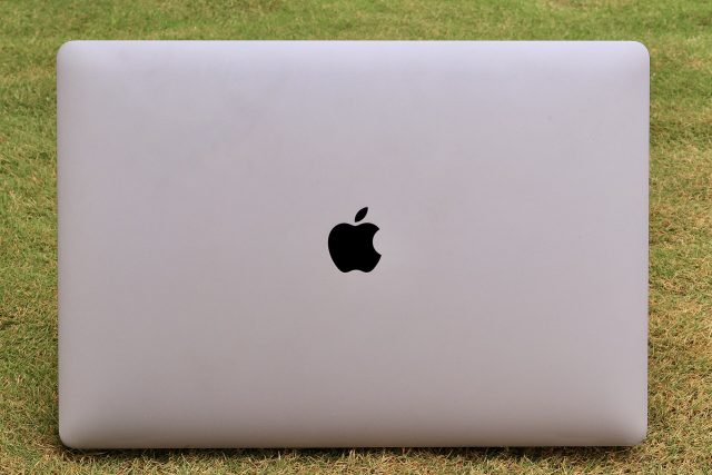 Un ordinateur portable MacBook Pro d’Apple, ouvert Un ordinateur portable MacBook Pro d’Apple, ouvert