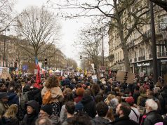 Manifestations du 24 octobre : 410 000 personnes selon l’Intérieur, 800 000 selon la CGT, une mobilisation en léger recul et des heurts à Paris, Lyon et Grenoble Cortège de manifestants dans les rues de Paris, photo d’illustration d’une journée de mobilisation nationale