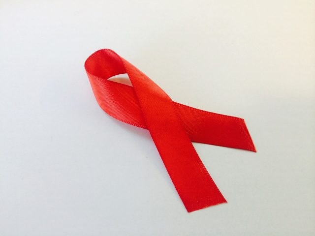 Un ruban rouge, symbole de la lutte contre le sida (photo d’illustration)