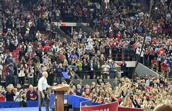 Midterms 2026 : Trump vote en avance et relance ses accusations de fraude, Obama en campagne dans l’Ohio et le Michigan Barack Obama lors d’un meeting à Madison, dans le Wisconsin, en octobre 2024 (photo d’archives)