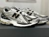 New Balance 1890A x Comme des Garçons Homme : sortie le 6 novembre, coloris et où l’acheter Une paire de baskets New Balance