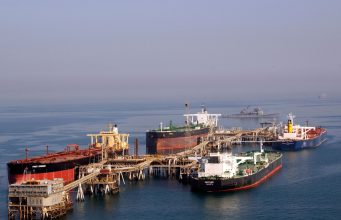 Ormuz : quatre pétroliers en feu selon l’Iran, ce qui est confirmé et l’effet sur le pétrole Des pétroliers à un terminal pétrolier dans le nord du golfe Persique