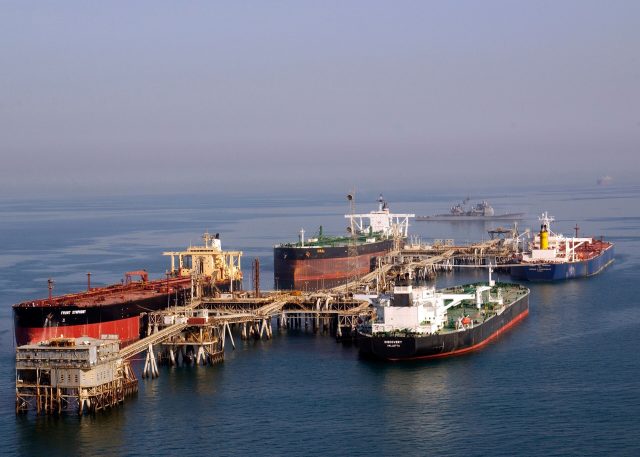Des pétroliers à un terminal pétrolier dans le nord du golfe Persique Des pétroliers à un terminal pétrolier dans le nord du golfe Persique
