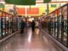 Cyberattaque contre les frigos connectés : des centaines de supermarchés touchés Rayon de produits frais réfrigérés dans un supermarché