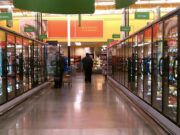 Cyberattaque contre les frigos connectés : des centaines de supermarchés touchés Rayon de produits frais réfrigérés dans un supermarché