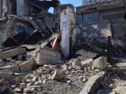 Ukraine : nouvelles frappes russes meurtrières, Zelensky dit s’être senti « trahi » par Washington Immeuble endommagé après une frappe de missile russe à Kyiv