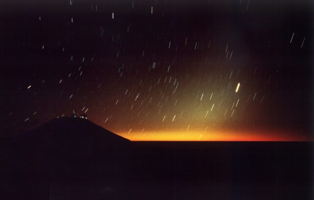 Ciel étoilé de nuit au-dessus de l'observatoire de Paranal