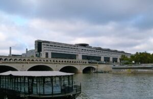 Retraites des fonctionnaires : un rapport de Bercy chiffre jusqu’à un tiers des crédits de certains ministères Le ministère de l'Économie et des Finances à Bercy, Paris