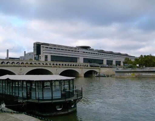 Retraites des fonctionnaires : un rapport de Bercy chiffre jusqu’à un tiers des crédits de certains ministères Le ministère de l'Économie et des Finances à Bercy, Paris