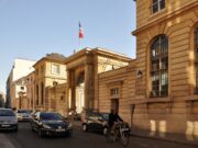 Arrêts maladie : le gouvernement veut « moins protéger les arrêts courts » et vise 1 milliard d’euros d’économies L'hôtel du Châtelet, siège du ministère du Travail, rue de Grenelle à Paris