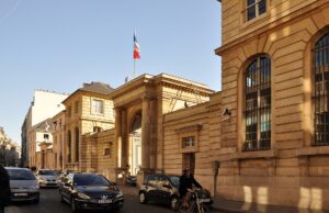 Arrêts maladie : le gouvernement veut « moins protéger les arrêts courts » et vise 1 milliard d’euros d’économies L'hôtel du Châtelet, siège du ministère du Travail, rue de Grenelle à Paris