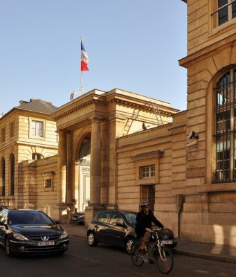 Arrêts maladie : le gouvernement veut « moins protéger les arrêts courts » et vise 1 milliard d’euros d’économies L'hôtel du Châtelet, siège du ministère du Travail, rue de Grenelle à Paris