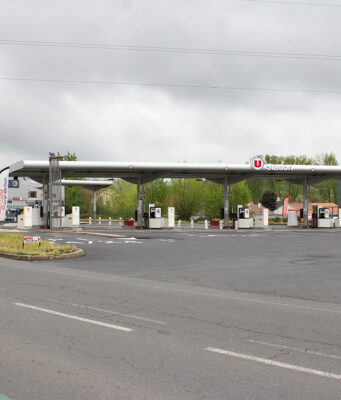 Carburants : l’aide « grands rouleurs » de 100 € prolongée jusqu’à fin 2026, décret au Journal officiel Station-service Hyper U à Cusset, pompe à carburant en France