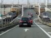 Tunnel sous la Manche : un minibus percute une navette Le Shuttle à Coquelles, 19 blessés Navettes Le Shuttle d'Eurotunnel sur le terminal de Coquelles, côté français du tunnel sous la Manche