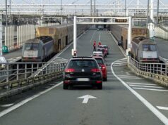 Tunnel sous la Manche : un minibus percute une navette Le Shuttle à Coquelles, 19 blessés Navettes Le Shuttle d'Eurotunnel sur le terminal de Coquelles, côté français du tunnel sous la Manche
