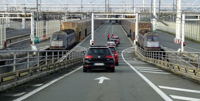 Navettes Le Shuttle d'Eurotunnel sur le terminal de Coquelles, côté français du tunnel sous la Manche Navettes Le Shuttle d'Eurotunnel sur le terminal de Coquelles, côté français du tunnel sous la Manche